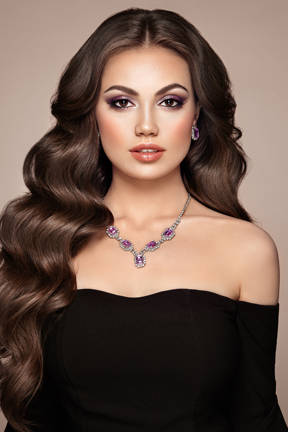 Close-up of long soft waves styled for an elegant evening look, representing a chic and refined hairstyle.